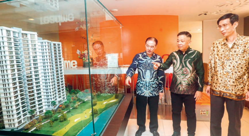 SINERGI: Dari kiri, Direktur Pemasaran PT Intiland Grande Harto Laksono, Rektor Ubaya Benny Lianto, dan Direktur PT Intiland Surabaya David Hosea melihat maket gedung seusai penandatanganan memorandum of understanding (MoU) Ubaya West Campus di Spazio Office, Jalan Mayjen Yono Soewoyo, kemarin (27/11).